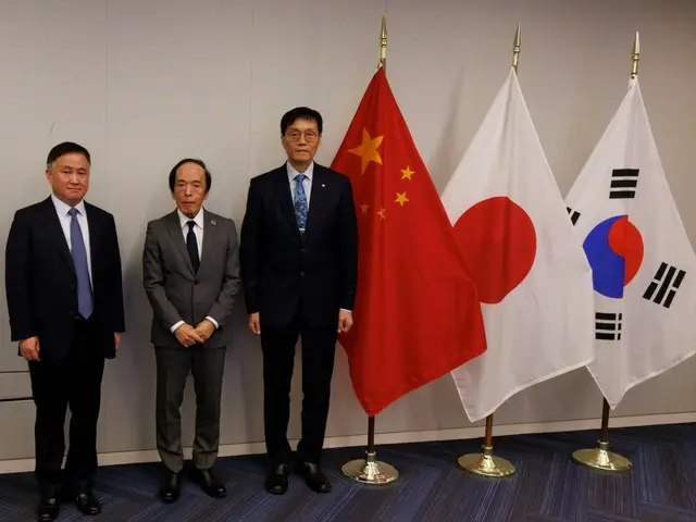 Central bank governors from Japan, China and South Korea meet to exchange views on financial trends