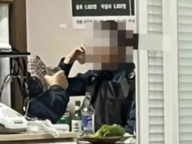 Police car parked in front of a store, drinking in uniform? ... Police: "There was no drinking while on duty" = South Korea