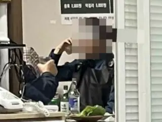 Police car parked in front of a store, drinking in uniform? ... Police: "There was no drinking while on duty" = South Korea