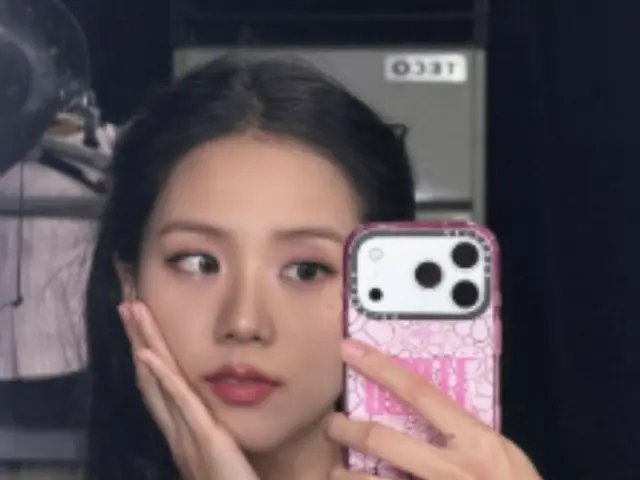 BLACKPINK's JISOO ripped up her manga and came out... Her pure beauty is at its peak