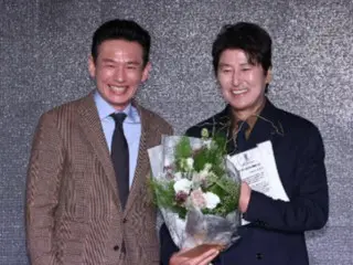 Song Kang-ho makes a surprise appearance in place of director Park Chan-wook... Ahn Hyo-seop and In-soon-i receive the "Beautiful Artist Award"