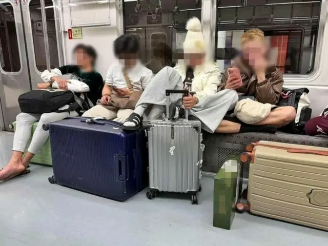 ソウル地下鉄で「あぐら」、スーツケースに足をのせる…迷惑な乗客が物議を醸す＝韓国