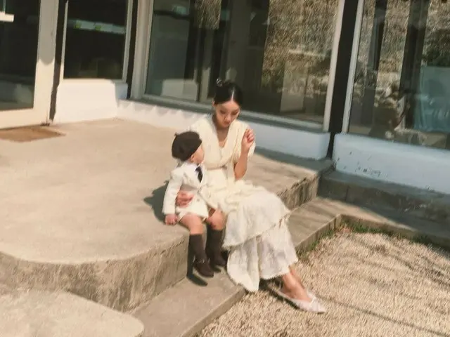 Model Moon GaBi closes social media comments section after publishing photo with her son, but still receives enthusiastic support such as "likes"
