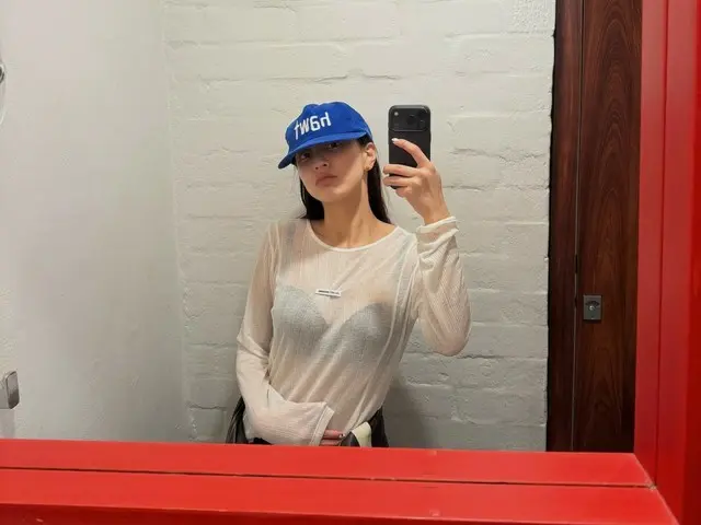 TWICE's JIHYO rocks a stunning sheer look even during a family trip... Her dizzying glamour is different