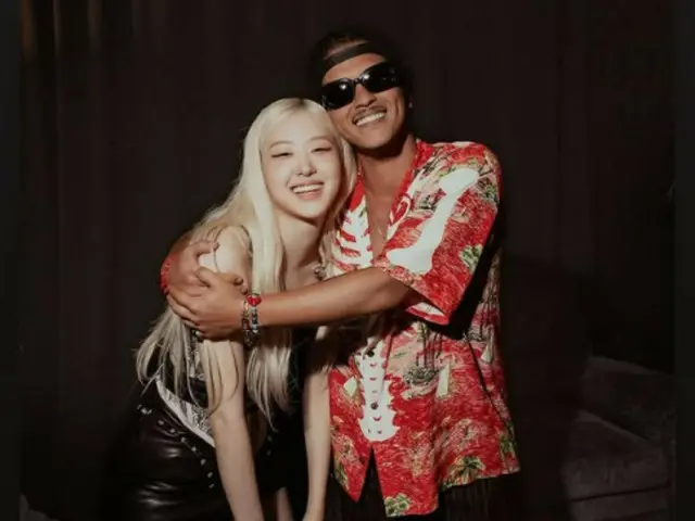 「BLACKPINK」ROSEとブルーノ・マーズ。