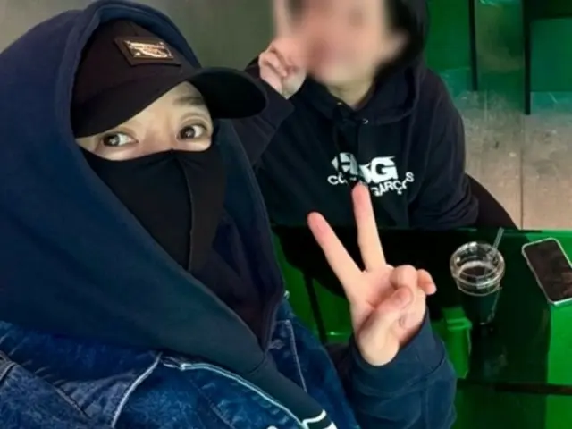 Kim Hye Soo is a "professional" at maintaining her capital S curve... She "follows the menu thoroughly" even when eating out!