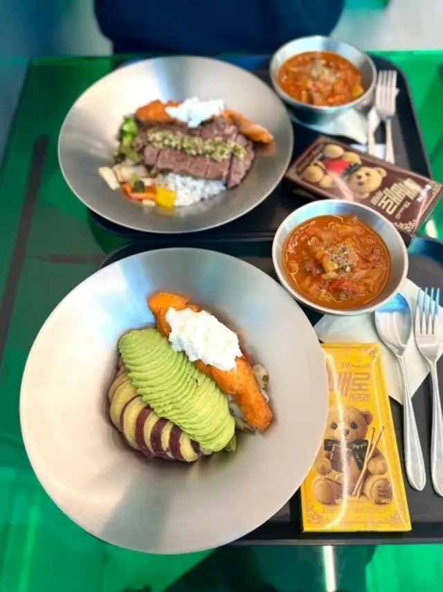 キム・ヘス、大文字のSラインを維持する「プロ」…外食も「メニュー徹底」！