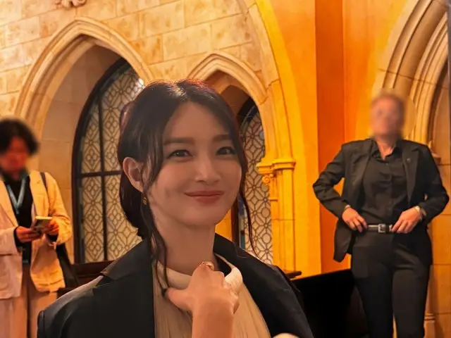 Shin Min A, Empress Navier entering Disneyland... A spoonful of cuteness in elegance