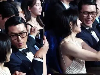 Actor Hyun Bin and actress Song Ye-jin get cozy backstage at the film awards... Taking a break from childcare to enjoy a date
