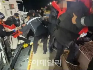 Passenger ship with 267 people on board runs aground, navigator says "I was looking at my smartphone..." (South Korea)