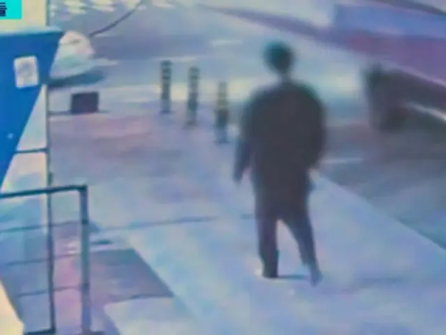 「凶器を持ったままはだしで歩く」…母親を殺害した20代男の逃走場面＝韓国