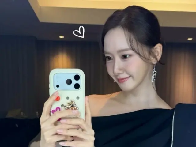Yoona (Girls' Generation) boldly shows off her shoulders... and performs the elegant "Yunphrodite"
