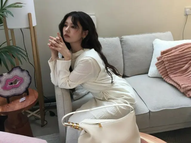 Somin's face is smaller than her hand... She has the air of a "real-life beauty celebrity"