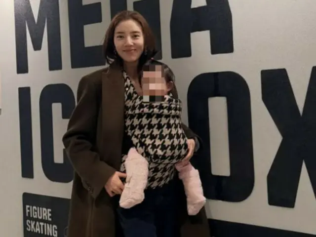Son Dambi turns baby carriers into fashion... "Stylish mom" holding her daughter