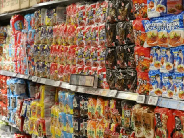 Nongshim and Samyang Foods, the two major Korean instant noodle manufacturers, are competing fiercely in the overseas market