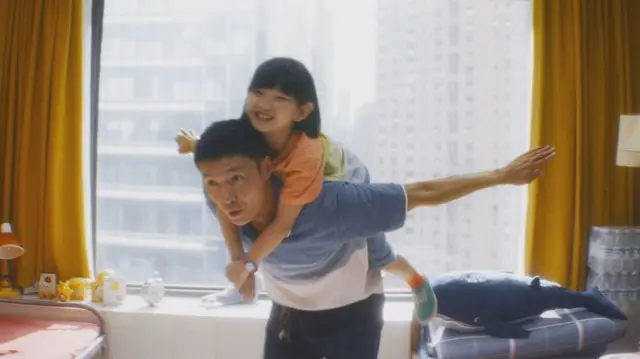 チャン・イーシン (「EXO」LAY) 主演『愛がきこえる』本編映像初解禁！ろう者コミュニティで暮らす父と娘の賑やかで穏やかな日常　© CKF PICTURES (Ningbo) Co., Ltd. / iQIYI Pictures (Beijing) Co., Ltd. / Shanghai Tao Piao Movie & TV Culture Co.,Ltd.