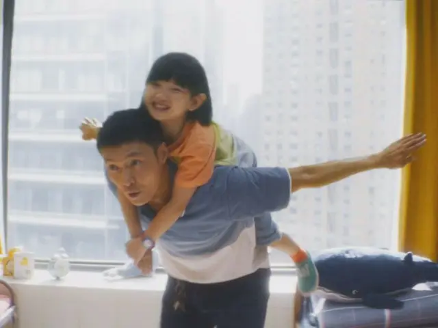 First footage from "I Hear Your Love," starring EXO's LAY (aka Zhang Yixing), has been released! The lively and peaceful daily life of a father and daughter living in a deaf community