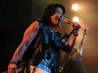 Actor Kwon Sang Woo transforms into a long-haired rocker... Bringing laughter to the New Year with Moon Chae Won in the comedy film "Heart Man"