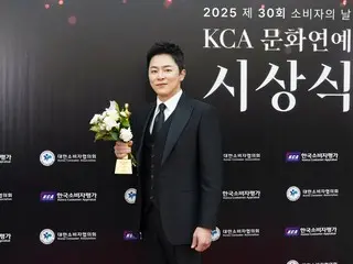 Cho Jung Seok wins the 2025 Public Choice Actor of the Year award... "I'm overwhelmed with emotion"