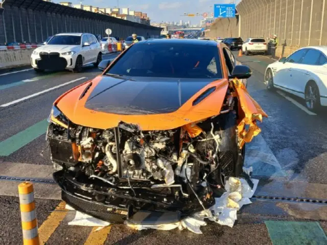 Lamborghini crosses center line and crashes into three vehicles, including a Porsche... Traffic restrictions in South Korea