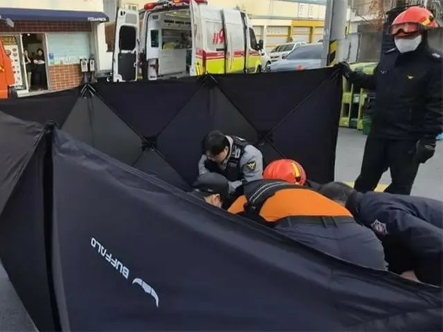 Korean citizens rescue housewife who was trapped under SUV