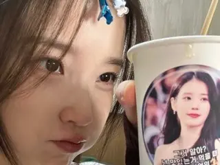 IU is "full" of excitement over the gift from Kang HanNa... "The honorary cutie of Princess Dimples"