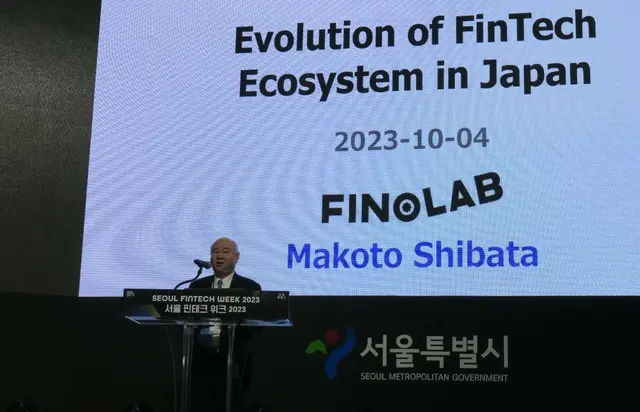 日本のフィンテックの現況について講演するFINOLAB社のMakoto Shibata代表