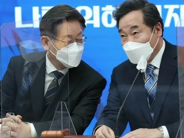 李在明共に民主党代表（左）と李洛淵共に民主党前代表（右）