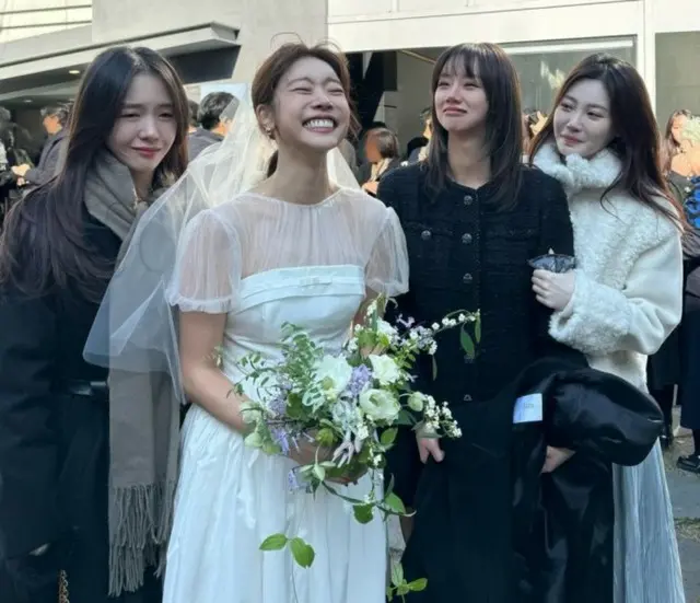 「Girl’s Day」のソジンの結婚式に出席したヘリ、ユラ、ミナが愛情あふれる祝福メッセージを公開した。