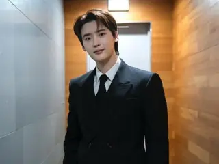 Lee Jung-seok looks more dignified... New Year's greetings in black suit