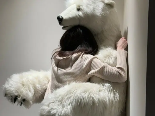 女優ハン・ソヒ、クマと抱きあう2