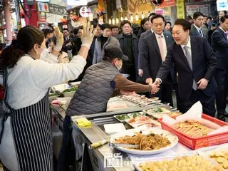 Visiting the market ahead of Lunar New Year: ``I heard that electricity costs are high...I'll discount the fee.'' - President Yun Seok-Yeol