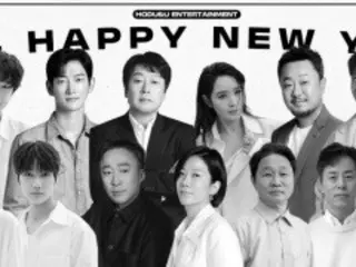 Actress Jung Hye-jin takes center stage in the management office group photo... Her presence fills the vacant seat left by the late Lee Sun Kyun