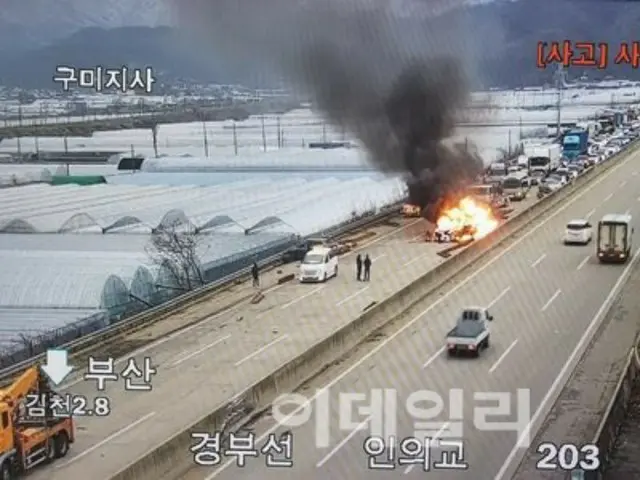 高速道路で積載物が落ちて乗用車3台事故…5人軽傷＝韓国