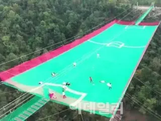 A grid-shaped playground appears 200 meters above the sky in China... Safety becomes a topic of debate