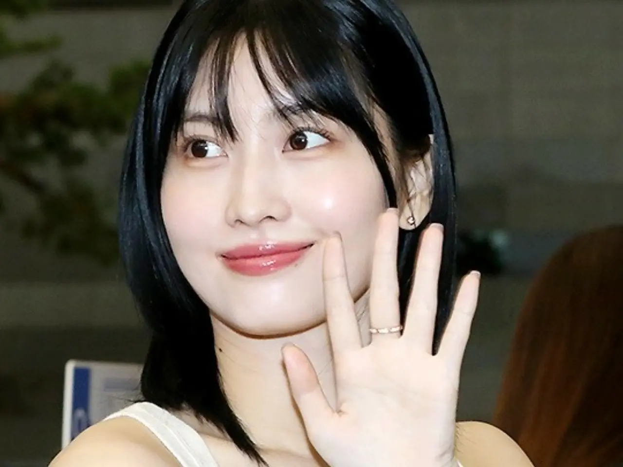 ”TWICE” Momo reveals her beautiful abs... Amazing S-line | wowKorea