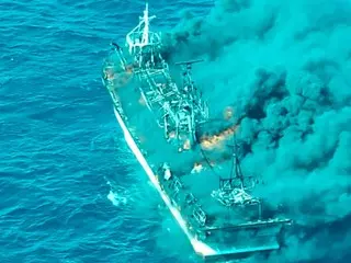 Ship fire at sea off Busan's Oryukdo Islands... 12 sailors safely rescued = South Korea