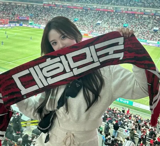 元サッカー韓国代表イ・ドングク娘ジェシさん、日常の中でもおしゃれなビジュアル…信じられない「16歳」