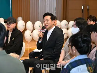 Seoul Mayor Oh Se-hoon presents a letter of commission to the dog patrol team... "I look forward to their hard work as safety guards"