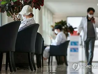 Doctors' side demands fundamental review of increase in medical school admission quotas, government says "no going back to square one" = South Korea