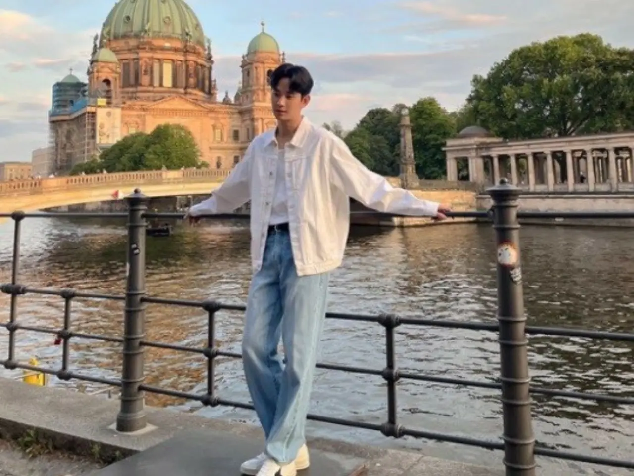 Kim Soo Hyun shows off his handsomeness in a white shirt and jeans ...