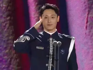 Actor Lee Do Hyun, currently in the Air Force, mentions girlfriend after winning Best New Actor in the Film category... "Thank you, Ji-Yeon" = "Baeksang Arts Awards"