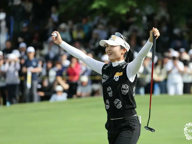 優勝が決まりガッツポーズのイ・イェウォン（写真：KLPGA）