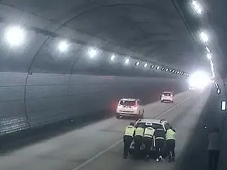 "Like Superman" - Cleaners move a broken-down car 800 meters inside a tunnel before leaving (Korea)
