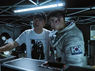 The sci-fi blockbuster "THE MOON" and the first behind-the-scenes footage of an interview with Do Kyung-soo (DO of "EXO") and record have arrived