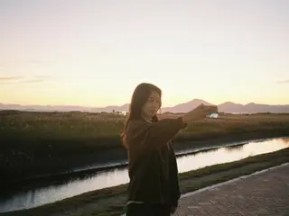 Park Shin Hye, just standing in the sunset, looks like a photo shoot... the aura of a Korean goddess