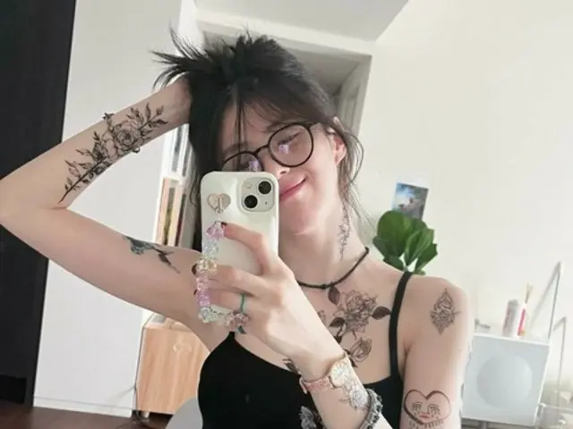 Actress Han Seo Hee reveals her tattooed upper body again... Her bare face and glasses are also striking