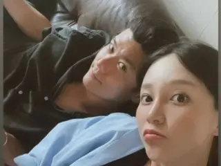 Ayumi (ICONIQ), who is in her final month of pregnancy and is giving birth on D-2, takes a selfie of her and her husband, who is two years older than her, as a "pre-dad and mom"