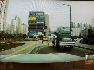 A young man jumps onto a truck going downhill after its brakes are released and stops it (Korea)
