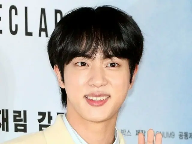 "BTS" JIN, the first member to be discharged today (12th)... Hugs ARMY after military hiatus